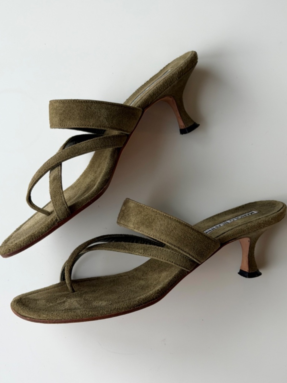 Vintage Manolo Blahnik olive suede thong sandals, IT 37.5, approx. US 7 - Picture 6 of 10